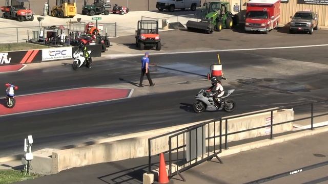 Kawasaki Ninja vs Honda CBR - drag racing смотреть онлайн