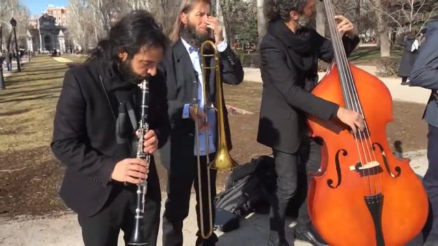 Washboard, Banjo, Trombone, Double Bass & Clarinet Performance by Barba Dixie Band @ El Retiro смотреть онлайн