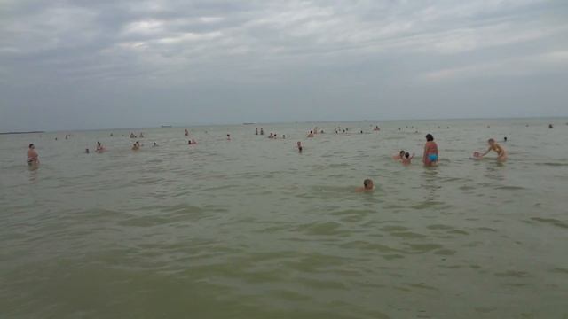 АЗОВСКОЕ МОРЕ. ГОРОД ЕЙСК. ЦЕНТРАЛЬНЫЙ ПЛЯЖ. НЫРЯНИЕ И КУВЫРКИ В ВОДЕ.