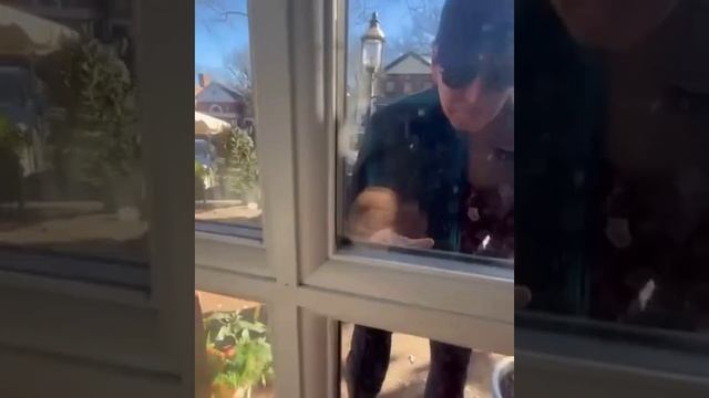 Джо Байден во время поездки на остров Нантакет увидел детей в окне и решил с ними сфоткаться смотреть онлайн