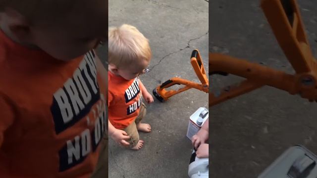 17m old obsessed with lawn tools! #foryou #fun #toddler #mower #blower #gas смотреть онлайн