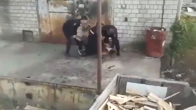 Срочно!!! Дежурный краснодарского университета мвд избивает людей угрожая оружием! смотреть онлайн