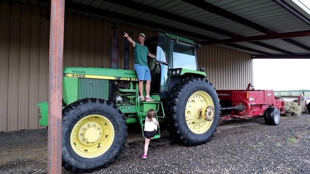 Using tractors to move hay before big storm | Tractors for kids working on the farm смотреть онлайн