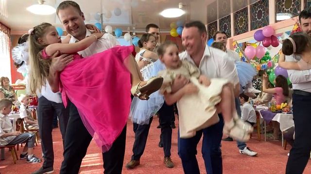 Танец девочек с папами "Дочери глаза". Хореогаф К.П. Левина смотреть онлайн