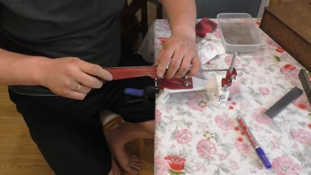 Точилка ЖУК. Заточка маленького Victorinox до застругивания волоса. Байкалит - Туффит. смотреть онлайн