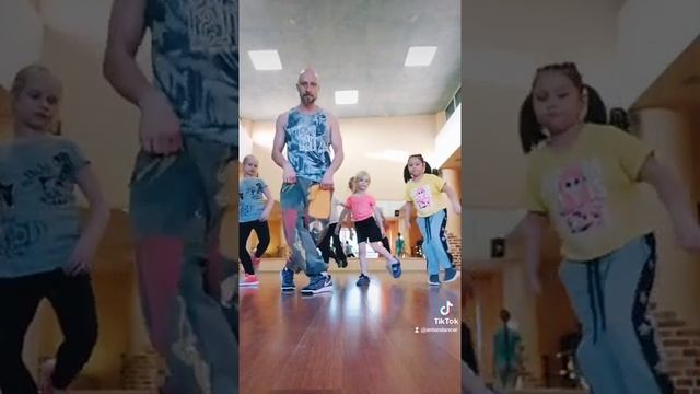 ТИК ТОК ТАНЦЫ НОГАМИ ДЛЯ ВСЕХ ВОЗРАСТОВ / ОБУЧЕНИЕ ТАНЦАМ ШАФЛ ДЛЯ НАЧИНАЮЩИХ/ ВИДЕО УРОКИ ТАНЦЕВ. смотреть онлайн