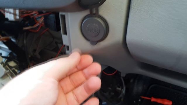 USB Ladebüchse für Armaturenbrett - Renault Trafic - 13 Ein Kastenwagen wird zum Camper смотреть онлайн