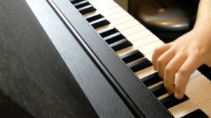 Я играю на фортепиано музыку из сериала Трансформеры Прайм.