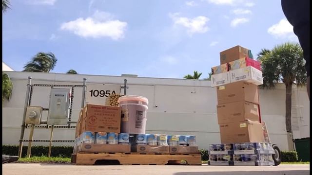 Food Service Driver’s with YOUTUBE channels show new guy’s how to stack cases! #trucking #delivery смотреть онлайн