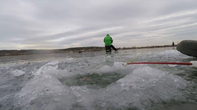 Ловля зимой на мормышку. Игра мормышкой для начинающих. смотреть онлайн