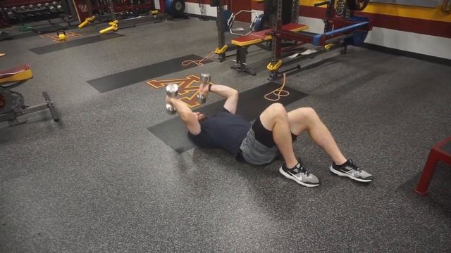 Floor Tricep DB Extension with Alt Stagg Stance смотреть онлайн