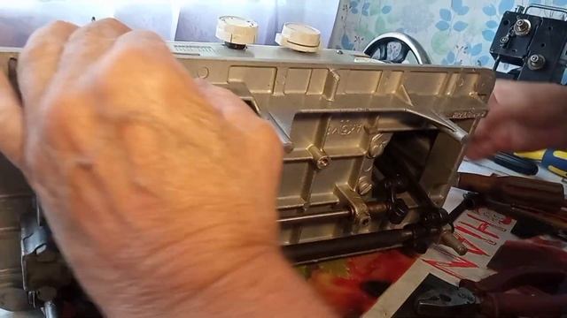 Регулировка зубчиков продвижения ткани на швейной машинке Подольск 142, Чайка 134, Чайка 143 смотреть онлайн