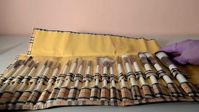 Набор кистей в стильном клетчатом чехле (20 шт.) смотреть онлайн