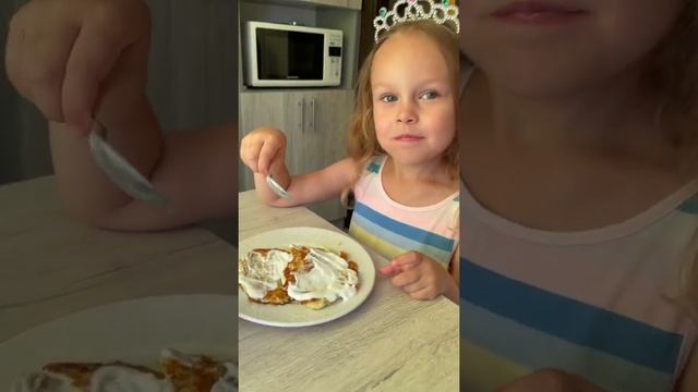 Дети уплетают кабачково-сырные оладьи со сметаной, это для тех кто сомневается - вкусно или нет) смотреть онлайн
