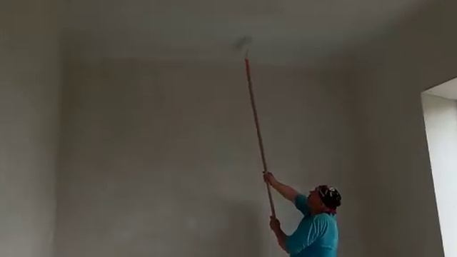 Покраска потолка . Начало в один слой . смотреть онлайн