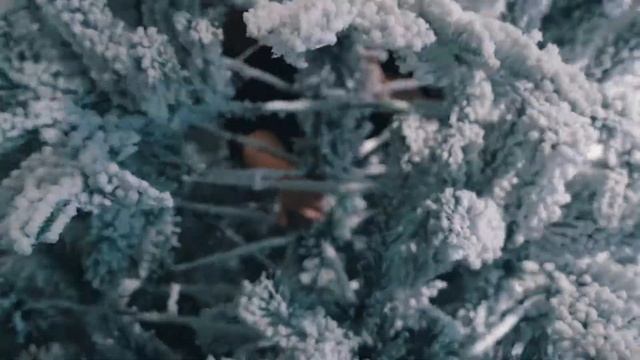 Видео обзор премиальной заснеженной елки с встроенной гирляндой смотреть онлайн