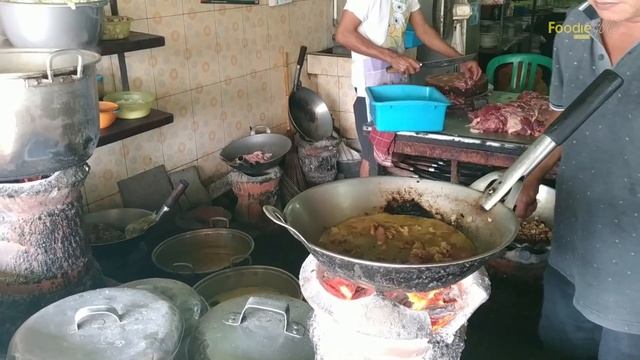 Muslim Street Food in Indonesia / Roasted goat meat soup(TONGSENG) / Indonesia Village Food смотреть онлайн