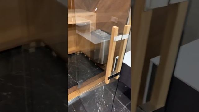 Стеклянная сауна в частном доме. Сауна из осветлённого закаленного стекла. Видео. смотреть онлайн