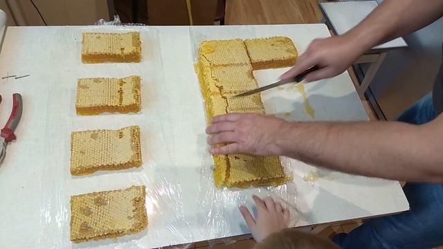 Режем соты (рамки) полностью! Первый раз. смотреть онлайн