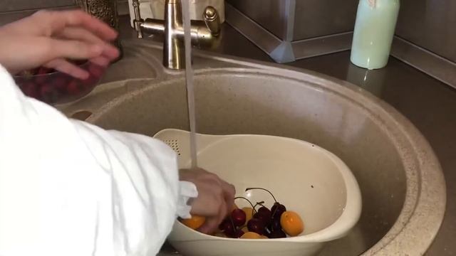 ОБЫЧНЫЙ ЗАВТРАК НО С ОЧЕНЬ ВКУСНЫМИ БУЛОЧКАМИ ? смотреть онлайн