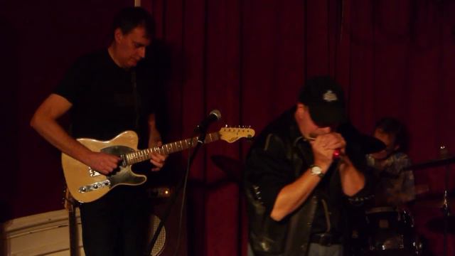 Dave Barnes and band play Walking the dog смотреть онлайн