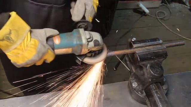 КОВАНЫЙ ДРОВОКОЛ ИЗ РЕССОРЫ! Изготовление и испытания самодельного дровокола, РЕЗУЛЬТАТ УДИВИЛ! смотреть онлайн