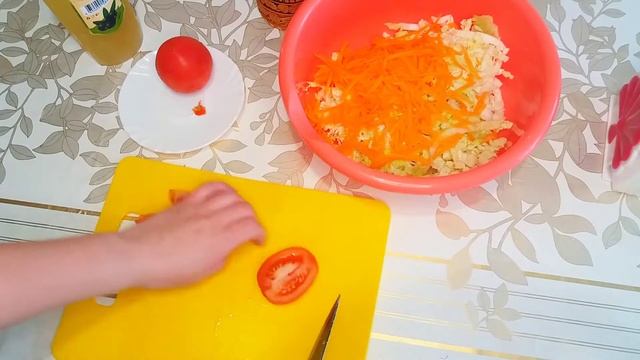 Витаминный салат с пекинской капустой и помидорами смотреть онлайн