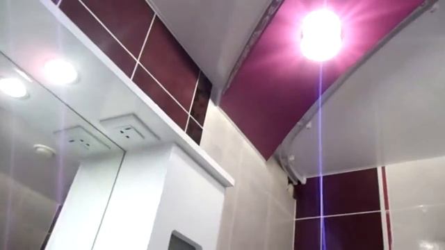 Двухуровневый натяжной потолок с элементами фотопечати в Ванной комнате с потолочным карнизом смотреть онлайн