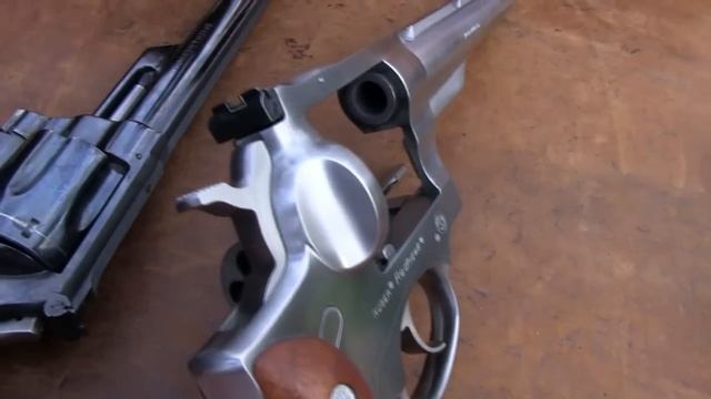 Ruger Redhawk vs S&W Model 29 смотреть онлайн