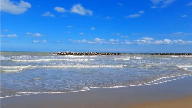 Адриатическое море сегодня. Волны, ракушки, релакс под спокойную музыку и шум морского прибоя. смотреть онлайн