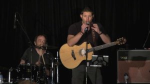 Jensen Ackles sings Lynyrd Skynyrd's "Simple Man," at Supernatural VanCon 2015