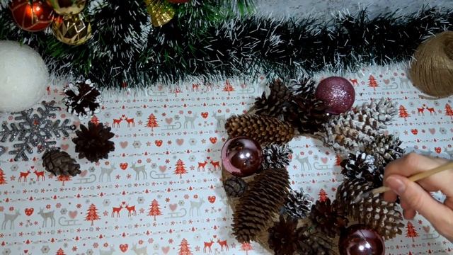 ?DIY / НОВОГОДНЯЯ ИДЕЯ.? Новогодний венок из ШИШЕК.?? смотреть онлайн