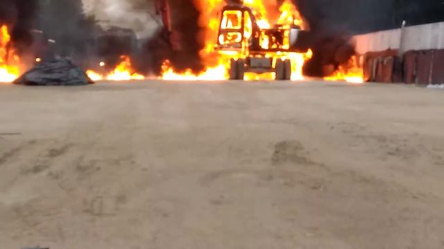 Москва. Узбекам не дали зарплату и они подожгли экскаватор. Аллах не помог смотреть онлайн