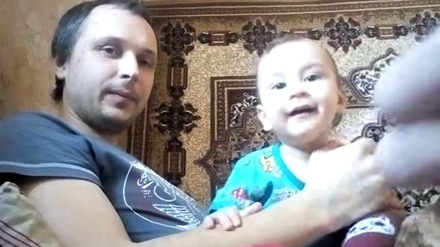 Ребенок 10 месяцев первый раз ест РЫБУ смотреть онлайн