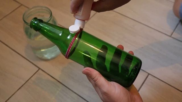 Как разрезать стеклянную бутылку резинкой для волос/Cut the glass bottle with a hair elastic band смотреть онлайн