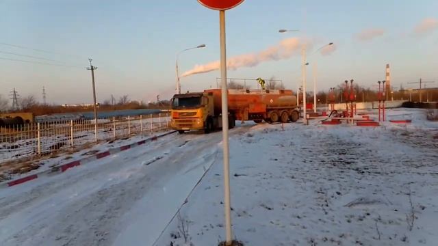 Впервые бензовоз с топливом "Роснефть" АИ-92-К5 совершил отгрузку на BENZOBOT смотреть онлайн