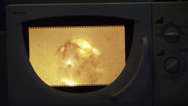 Елочный шарик в микроволновке смотреть онлайн