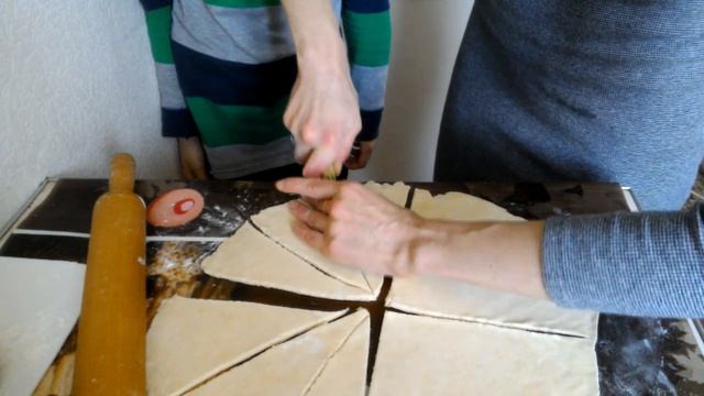 Очень простой рецепт мини круассанов с шоколадно-вишневой начинкой. смотреть онлайн