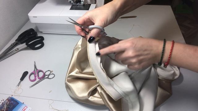 Мастер-класс: как красиво обработать вырез горловины и пройму обтачкой смотреть онлайн