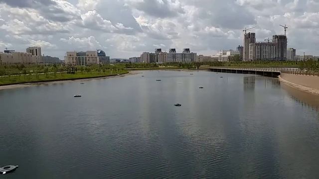 Астана Нур-Султан . Парк в районе ботанического сада в Астане Нур-Султане