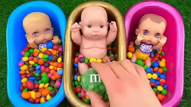 Пупсы купаются в цветной конфети смотреть онлайн