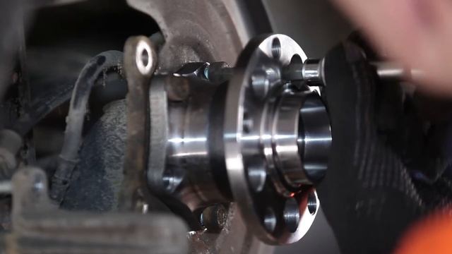 Como substituir a rolamento da roda traseira no VW PASSAT B5+ [Tutorial] смотреть онлайн