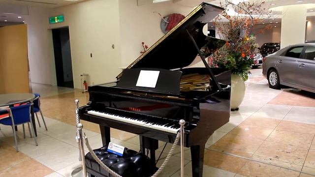 Player piano in Toyota Center in Ikebukuro / Механический рояль в Тойота центре в Икебукуро смотреть онлайн
