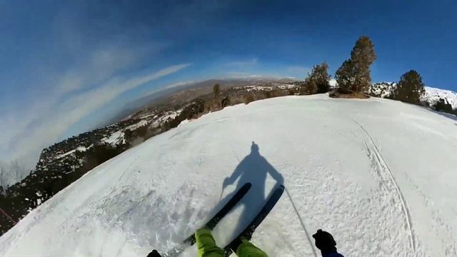 Скоростной спуск с безлюдного склона Charlie на курорте Amirsoy смотреть онлайн