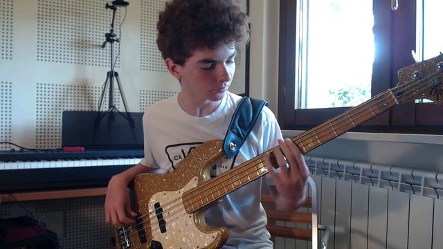 Jacob Collier ft. Tori Kelly - Running Outta Love - Original Bass Cover смотреть онлайн