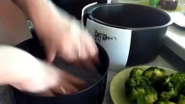 Капуста брокколи в хрустящем кляре без масла. Брокколи с ореховым соусом в Аэрогриле Gfgril. смотреть онлайн