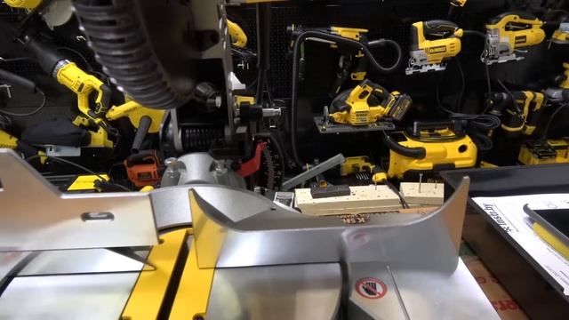 Сравнение и обзор новой торцовочной пилы DeWALT DW714 VS DeWALT DW713, какую пилу выбрать? смотреть онлайн