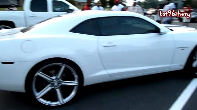 2010 White Chevy Camaro SS on 24" Irocs - HD смотреть онлайн