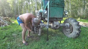 Лопнула бортовая на Т-40. Меняем.