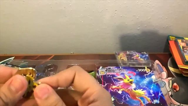 Visit my First Convention!!!! (MUST WATCH!!!!) Jolteon VMAX Premium Collection OPENING!!! смотреть онлайн